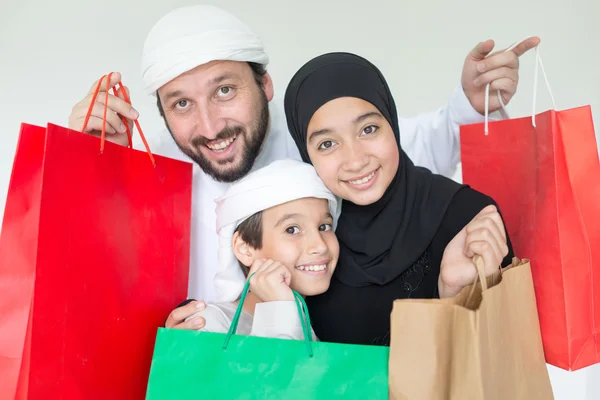 Heureuse famille arabe s'amuser avec des sacs à provisions — Photo