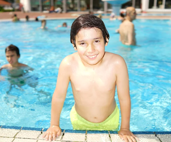 Niño feliz disfrutando en la piscina de verano —  Fotos de Stock