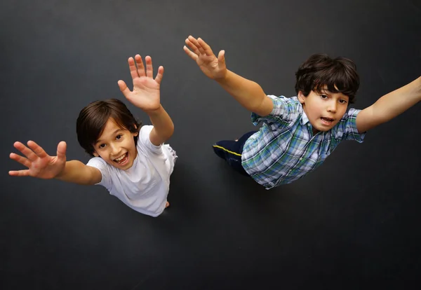 Kind hoog springen — Stockfoto