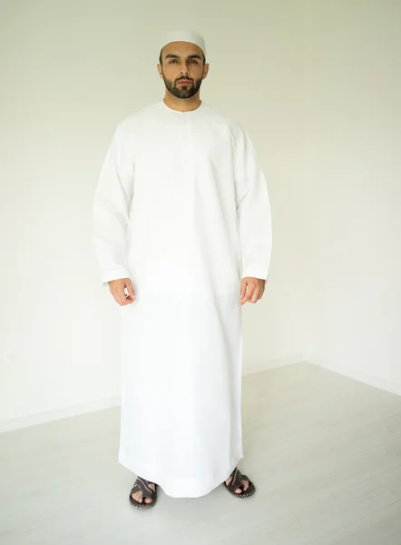 Αραβικά νεαρός άνδρας που παρουσιάζουν — Φωτογραφία Αρχείου
