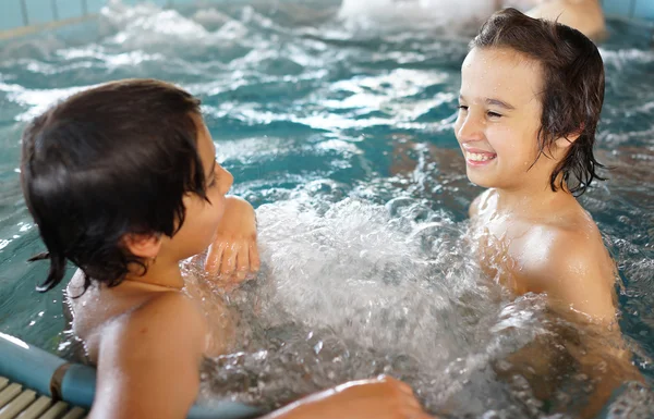 Bambini felici che si divertono nella piscina estiva Fotografia Stock