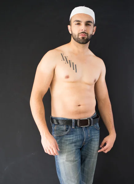 Portret van aantrekkelijke Arabische man met tatoeage Stockafbeelding