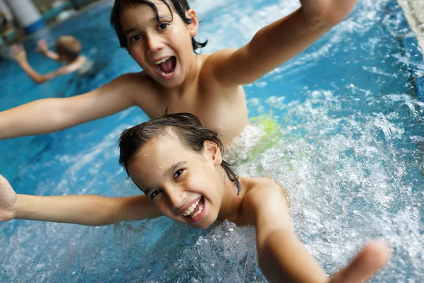 Crianças felizes curtindo natação Imagem De Stock