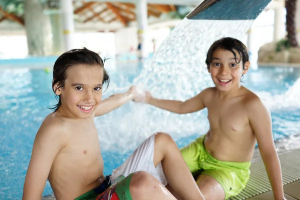 Lykkelige unger som liker å svømme stockbilde