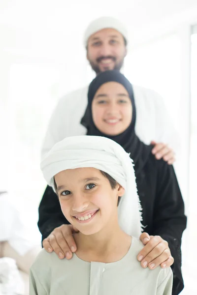 Famiglia araba posa insieme Fotografia Stock