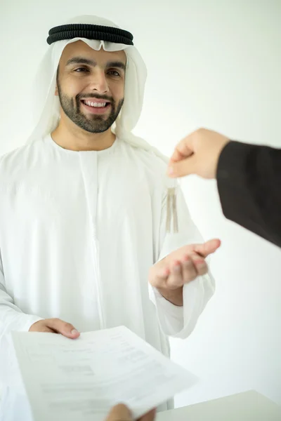 Arabisch man maken succesvol deal Rechtenvrije Stockafbeeldingen