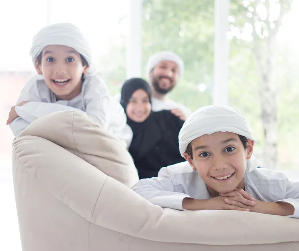 幸福的阿拉伯家庭乐趣 图库图片