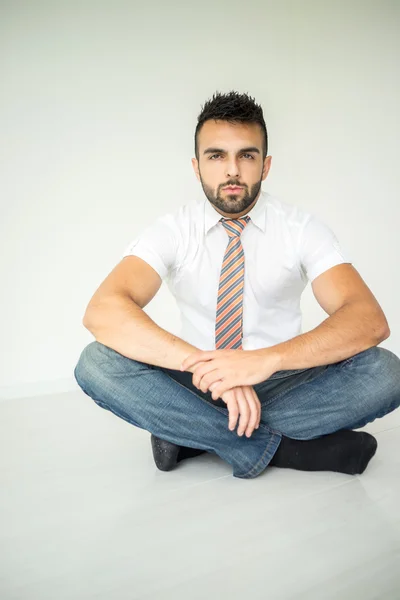 Arabischer junger Mann posiert lizenzfreie Stockfotos