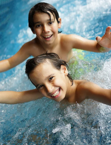 Crianças felizes curtindo natação Fotos De Bancos De Imagens