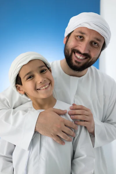 Padre e figlio in abiti tradizionali Fotografia Stock