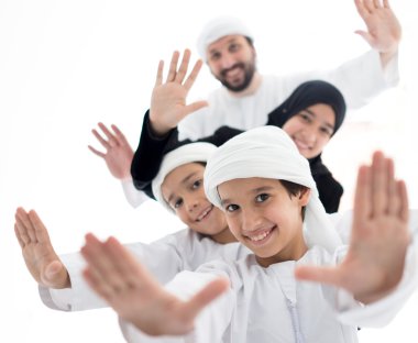 Mutlu Arapça aile eğleniyor