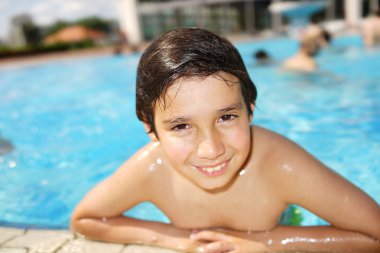 Mutlu çocuk yaz yüzme havuzunda zevk