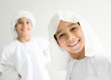 İki Arap kardeş birlikte evde