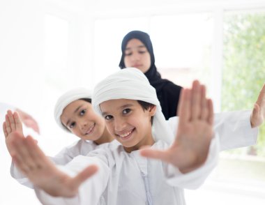 Mutlu Arapça aile eğleniyor