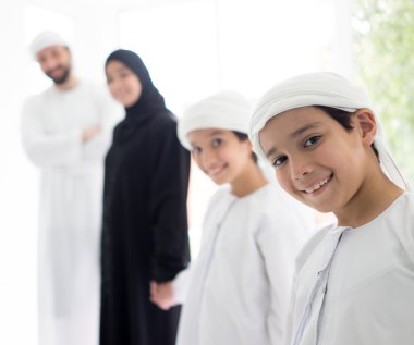 Mutlu Arapça aile eğleniyor
