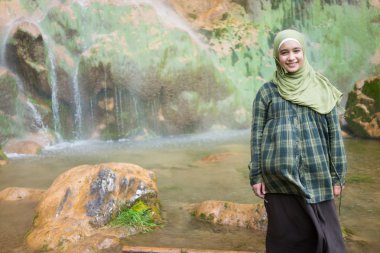 Arap Müslüman kız ziyaret şelale