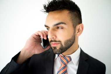 Yakışıklı genç adam.