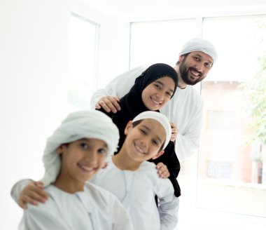 Mutlu Arapça aile eğleniyor