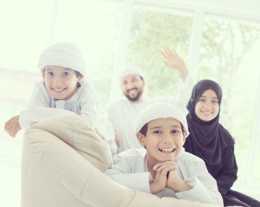 Mutlu Arapça aile eğleniyor