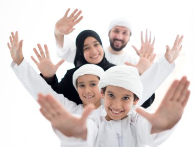 Mutlu Arapça aile eğleniyor