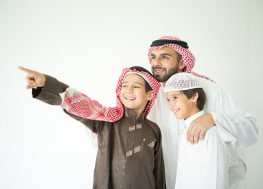 Arapça genç baba çocukları ile poz