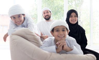 Mutlu Arapça aile eğleniyor