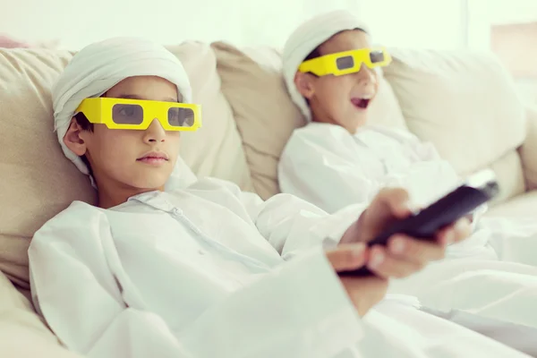Crianças árabes se divertindo vestindo óculos de filme 3D — Fotografia de Stock