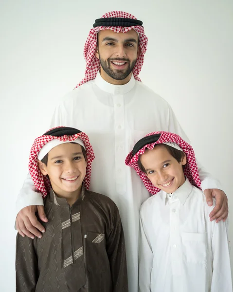 Árabe joven padre posando con niños —  Fotos de Stock