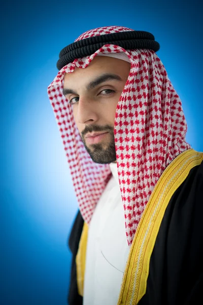 Arabischer junger Geschäftsmann posiert — Stockfoto