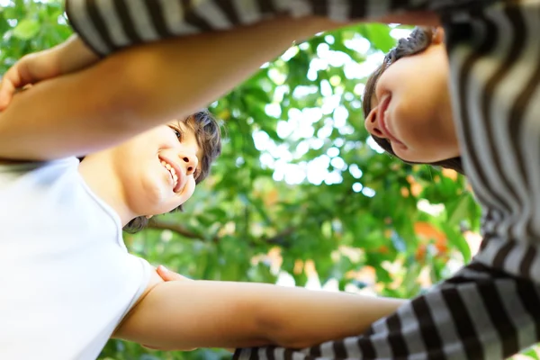 Zwei Kinder, die mit den Armen einen Kreis bilden — Stockfoto