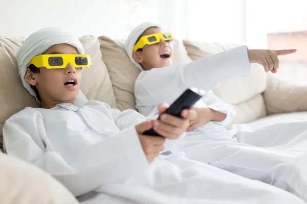 Les enfants arabes s'amusent à porter des lunettes de film 3D — Photo