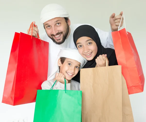 Familia árabe feliz divertirse con bolsas de compras — Foto de Stock