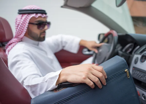 Arabe jeune homme d'affaires voiture de conduite — Photo