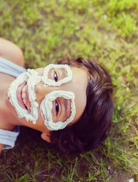Παιδί ευτυχισμένη smiley με κρέμα — Φωτογραφία Αρχείου