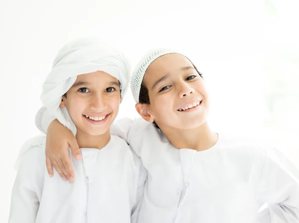 Dos hermanos árabes juntos en casa — Foto de Stock