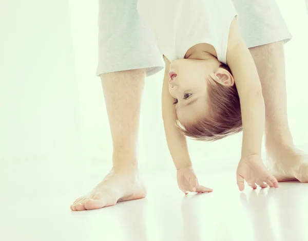 Piccolo bambino felice capovolto — Foto Stock