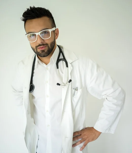 Yakışıklı genç bir doktor — Stok fotoğraf