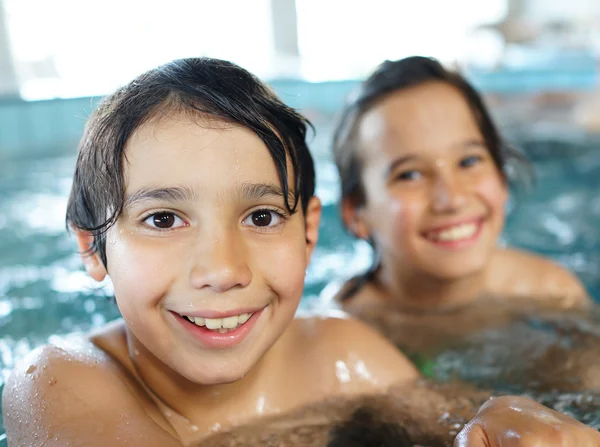 Boldog gyerekek élvezi fürdés — Stock Fotó