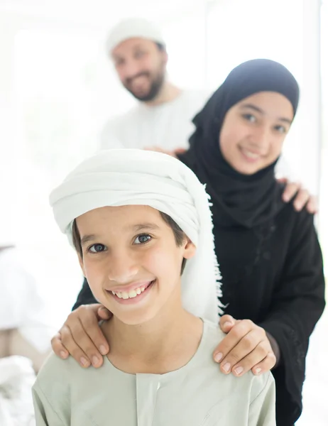 Familia árabe posando juntos — Foto de Stock