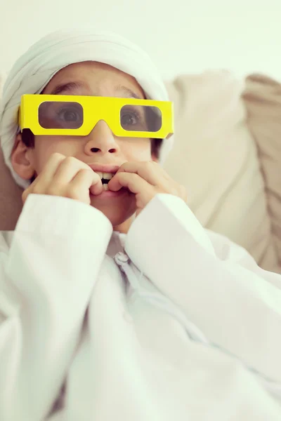 Arabische kinderen plezier een 3d film bril — Stockfoto
