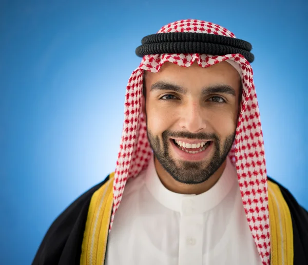 Arabischer junger Geschäftsmann posiert — Stockfoto