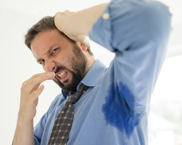 Hombre de negocios con sudoración debajo de la axila en camisa azul —  Fotos de Stock