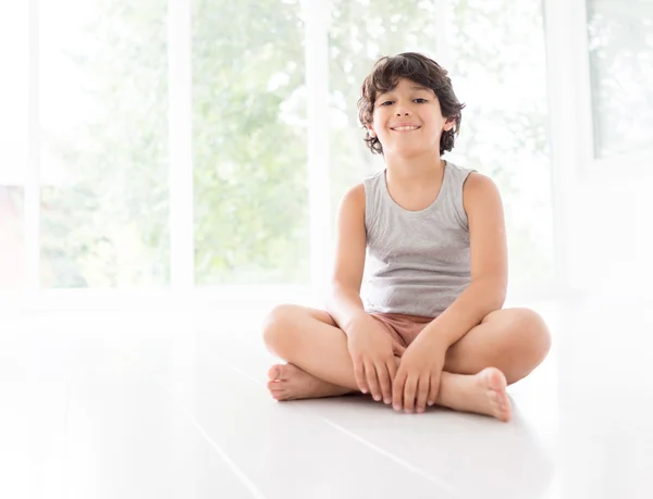 Niños felices sentados en el suelo — Foto de Stock