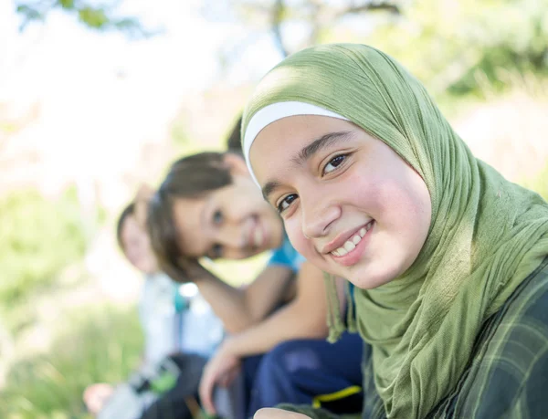 Belle fille arabe avec la famille — Photo