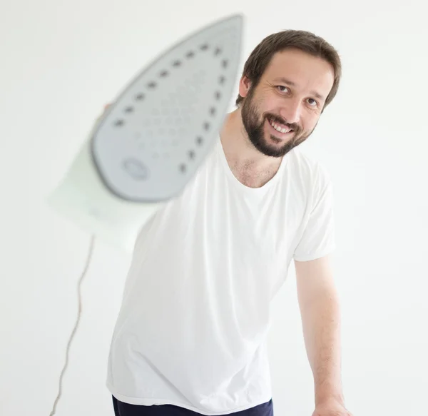 Homem de engomar camisa em casa — Fotografia de Stock