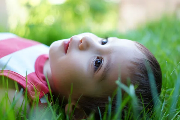 Baby genießt weiches Sommergras — Stockfoto