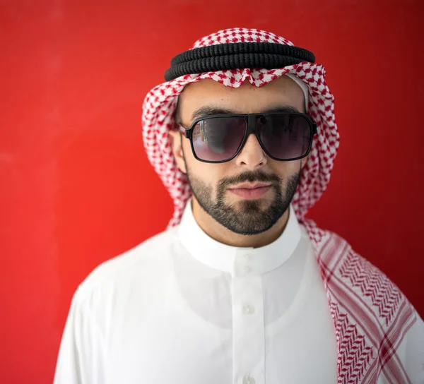 Арабский молодой бизнесмен позирует — стоковое фото