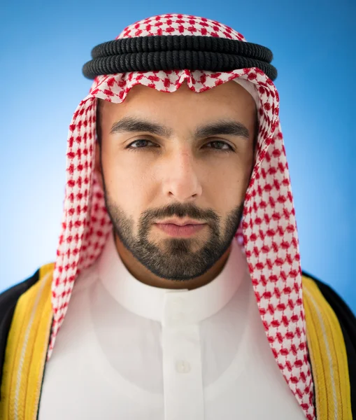 Árabe jovem empresário posando — Fotografia de Stock