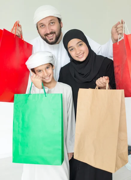 Felice famiglia araba divertirsi con le borse della spesa — Foto Stock