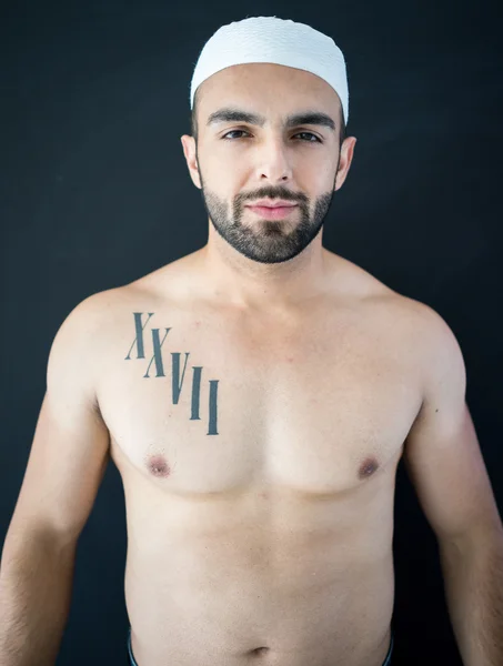 Retrato de homem árabe atraente com tatuagem — Fotografia de Stock